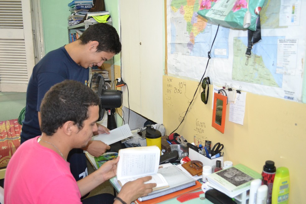 Amigos de infância, Jhonas Silva e Renato Alves dividem quarto na Casa do Estudante (Foto: Cinthia Freitas/ G1 CE)