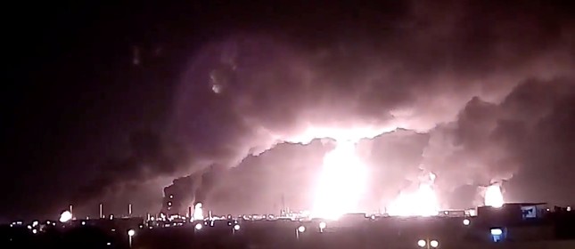 Reprodução de vídeo de rede social mostra incêndio em central petrolífera saudita após um ataque de drone do grupo houthi