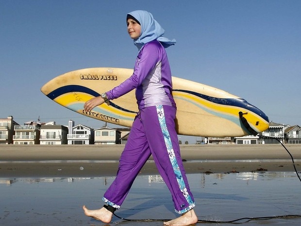 Mulher islâmica usa um burkini para surfar em praia da Califórnia, nos EUA (Foto: Chris Carlson/AP/Arquivo)