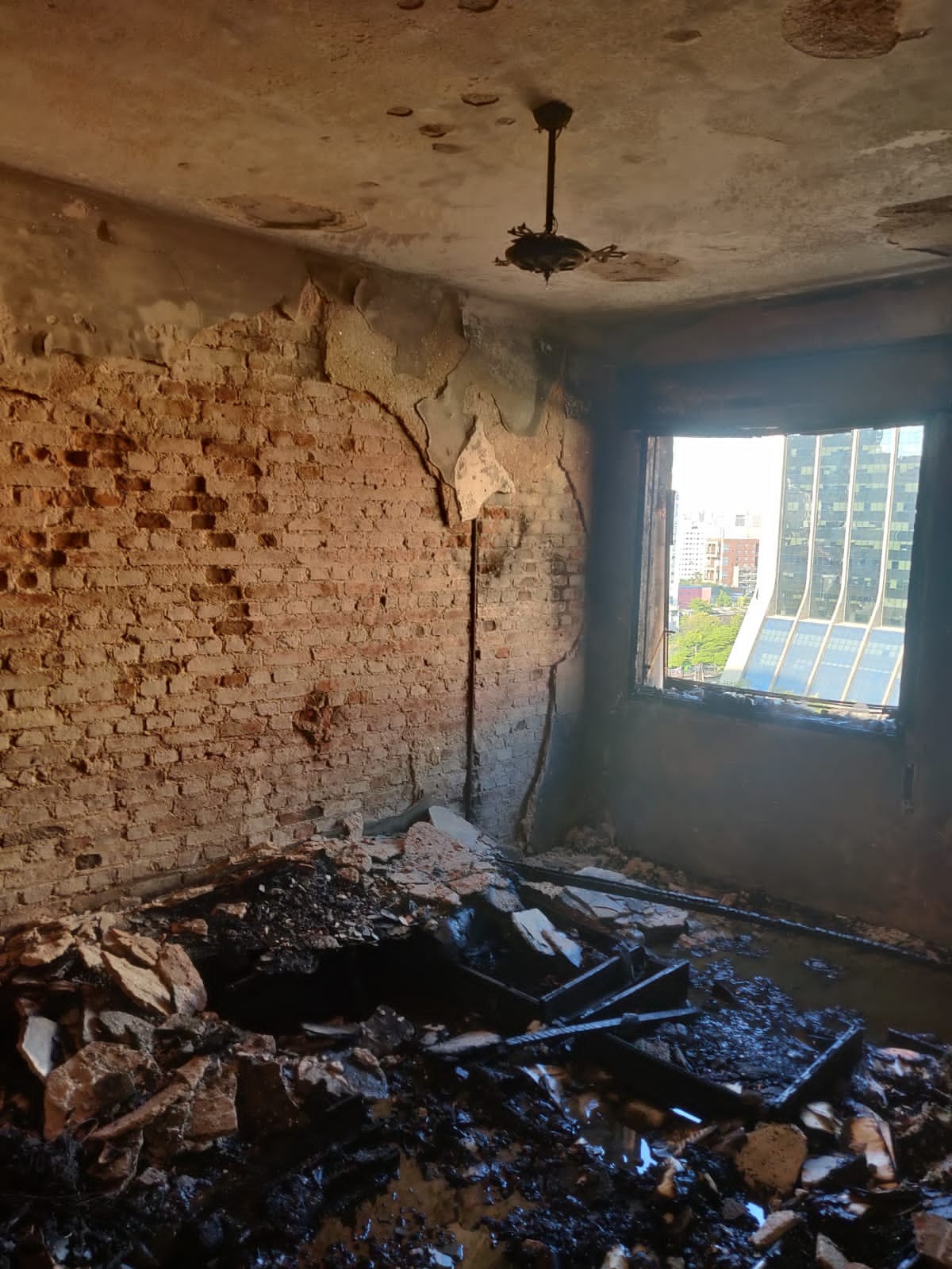 Apartamento de Zé Celso na Vila Mariana foi destruído por incêndio que levou à morte do dramaturgo — Foto: Reprodução/IC-SSP