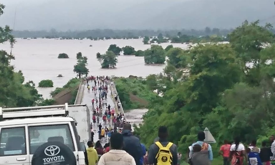 Moradores ilhados na localidade de Chikwawa, no Malawi, depois que ponte foi levada pela inundação