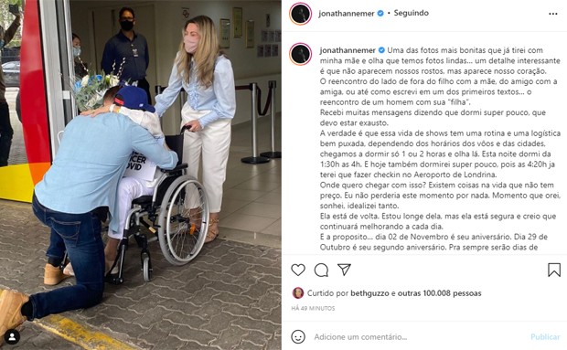 Jonathan Nemer ao receber a mãe após alta (Foto: Reprodução/Instagram)