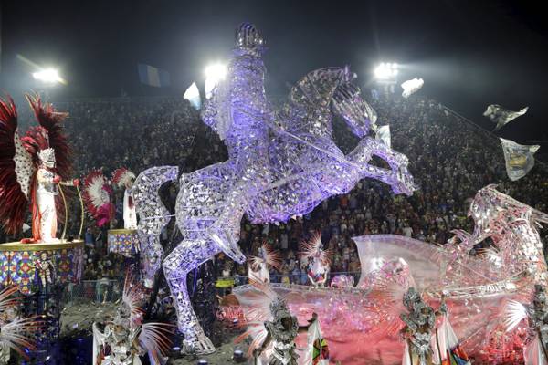 Notícias - Escola de samba paulista reproduz histórico Cavalo de Troia em  carro alegórico