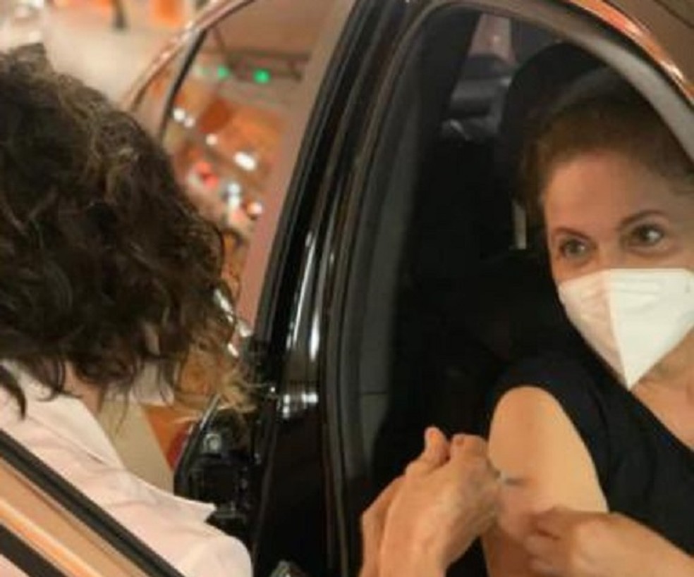 Ex-presidente Dilma Rousseff recebeu a primeira dose da CoronaVac nesta segunda, início da aplicação para pessoas de 73 anos — Foto: Redes Sociais