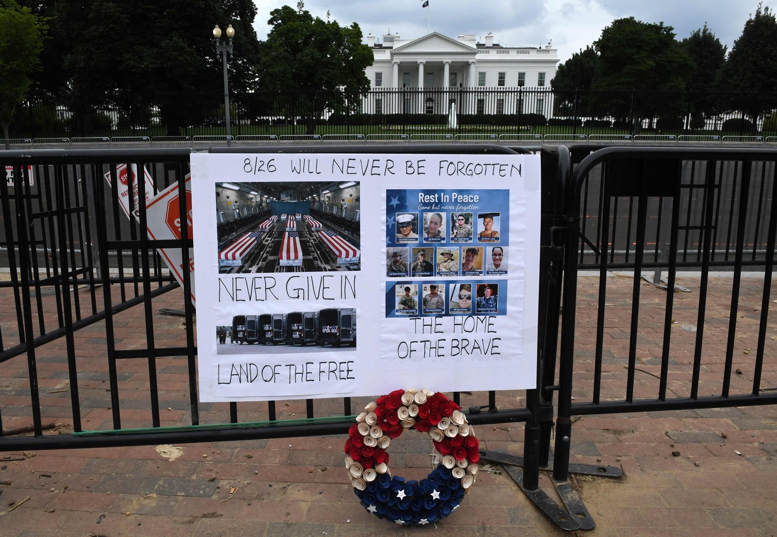 Memorial improvisado para os 13 militares dos EUA mortos no Afeganistão na semana passada, é visto do lado de fora da Casa Branca, em Washington, capital dos EUAAFP