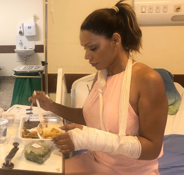 Ana Paula Evangelista passa por cirurgia após fraturar pulso no Bloco das Favorita (Foto: Divulgação)