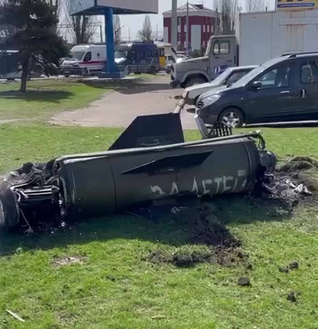 Destroços do míssil que teria atingido a estação de trem em Kramatorsk, no leste da Ucrânia