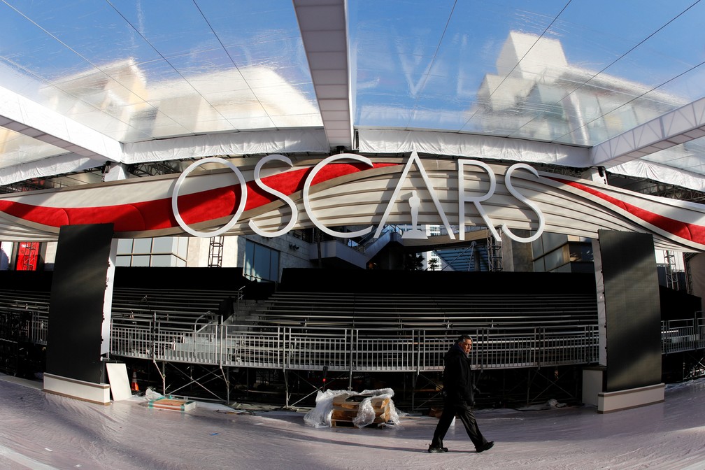 Painel do Oscar é vigiado antes da premiação — Foto: REUTERS/Lucy Nicholson