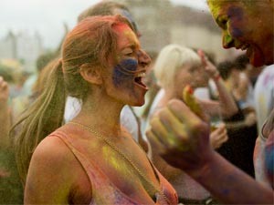 Jovens se divertem em ‘festival das cores’ hindu (Gero Breloer/AP)