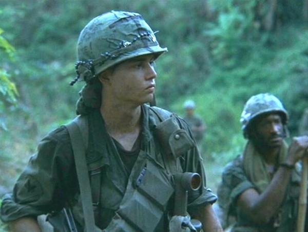 O ator Johnny Depp em cena de Platoon (1986) (Foto: Reprodução)