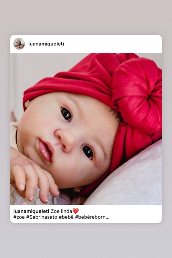 Sabrina compartilha imagem da boneca nas redes (Foto: Reprodução / Instagram)
