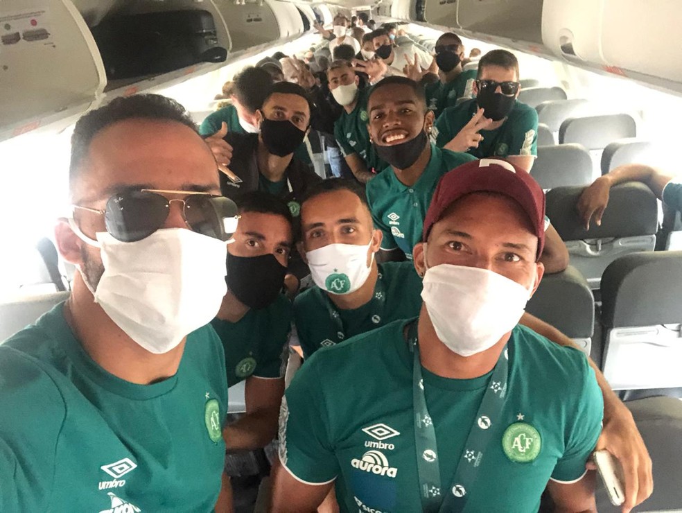 Anselmo Ramon comanda a festa no voo da Chapecoense — Foto: Eduardo Florão