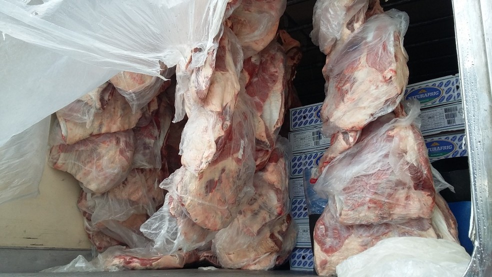 Caminhão frigorífico estava carregado com 10 toneladas de carne (Foto: São Roque Notícias/Divulgação)