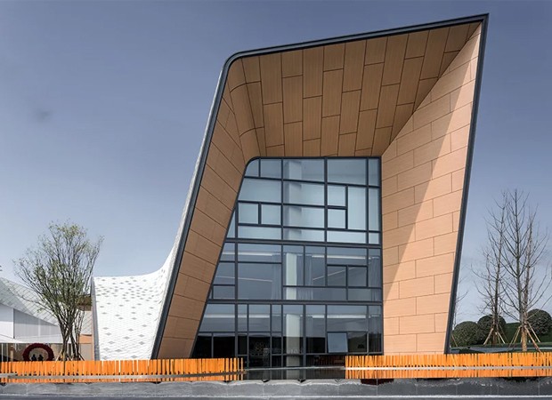 Arquitetos chineses criam escola com fachada de metal dobrado (Foto: Divulgação)