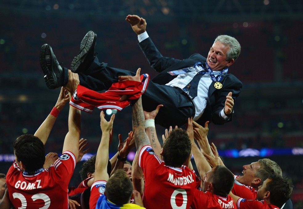 Jupp Heynckes é festejado pelos jogadores após o título da Liga dos Campeões da temporada 2012/13 (Foto: Getty Images)
