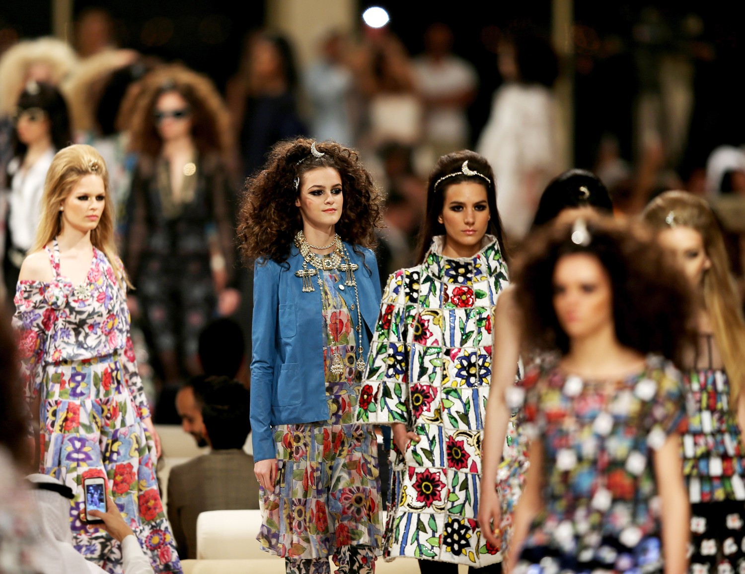 DUBAI, UNITED ARAB EMIRATES - MAY 13:  Models walk the runway at the Chanel Cruise Collection 2014/2015 at The Island on May 13, 2014 in Dubai, United Arab Emirates.  (Photo by Francois Nel/Getty Images) (Foto: Getty Images)