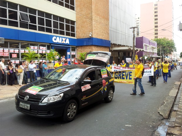 Grupo foi aplaudido por sindicalistas bancários que também estão em greve em Ribeirão Preto (Foto: Eduardo Guidini/G1)