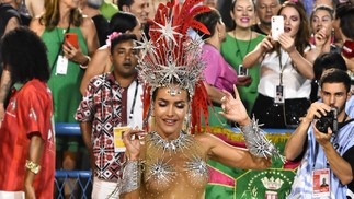 Monique Alfradique usa fantasia super cavada em desfile da Grande Rio  Foto: Roberto Teixeira / g1