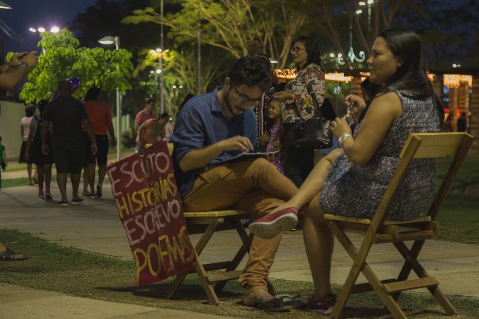 Ithalo Furtado escutando histórias no Parque da Cidadania, em Teresina — Foto: Ícaro Uther