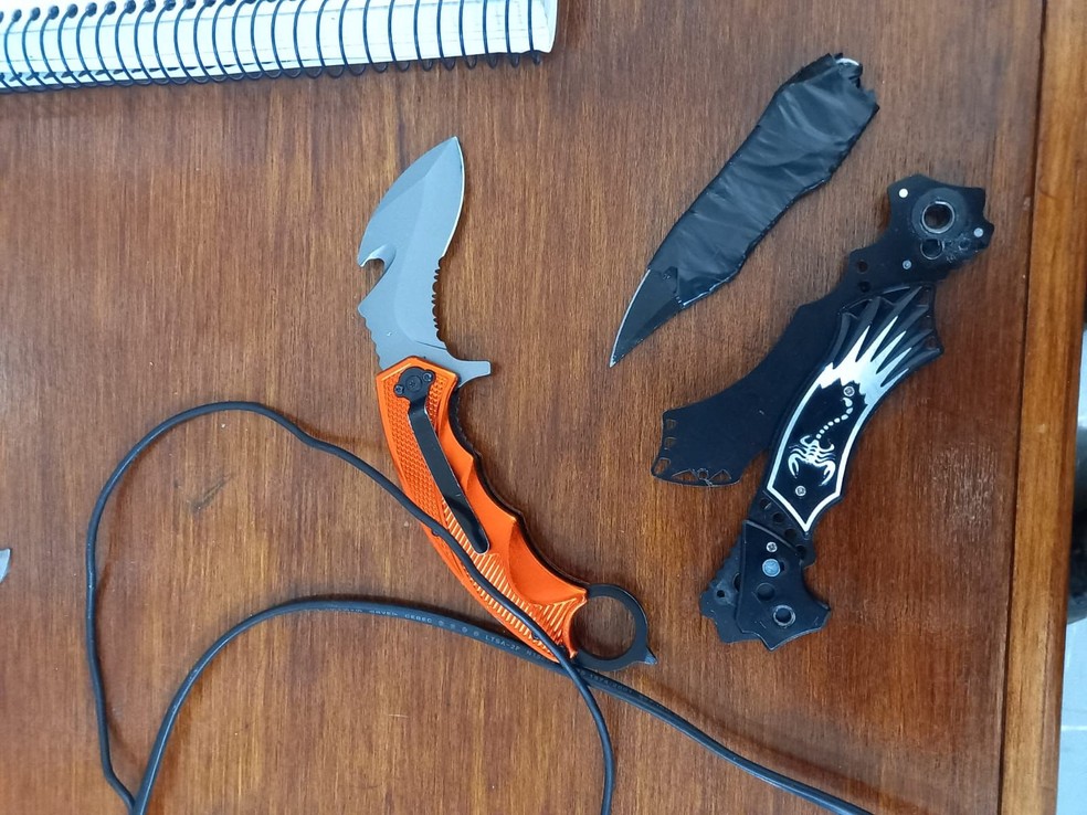 Adolescente apreendido em Itajubá guardava facas e anotações — Foto: Polícia Civil