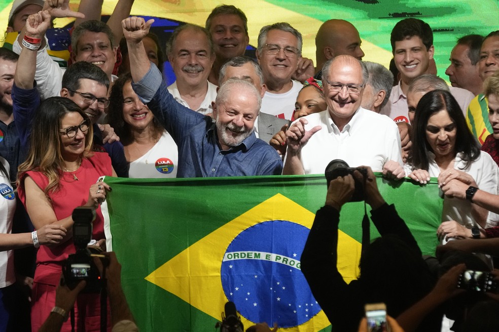 Lula com a bandeira do Brasil após discurso da vitória em São Paulo, neste domingo (30(. — Foto: AP Photo/Andre Penner