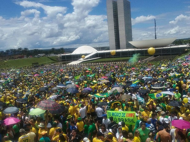 Manifestantes em frente ao Congresso Nacional em ato contra o governo Dilma Rousseff neste domingo (13), em Brasília (Foto: Raquel Morais/G1)