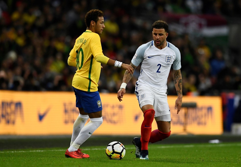 Neymar conduz a bola diante de Walker no último jogo entre Brasil e Inglaterra, em 2017 — Foto: Reuters