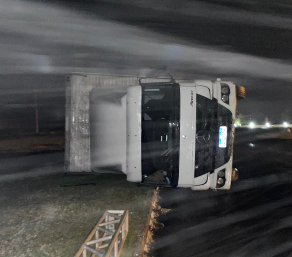 Caminhão tombou com a força do vento em SC — Foto: PMRv/Divulgação