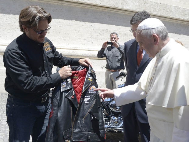 Papa Francisco recebe jaqueta de couro da marca Harley-Davidson (Foto: Reuters/Vaticano/Divulgação)