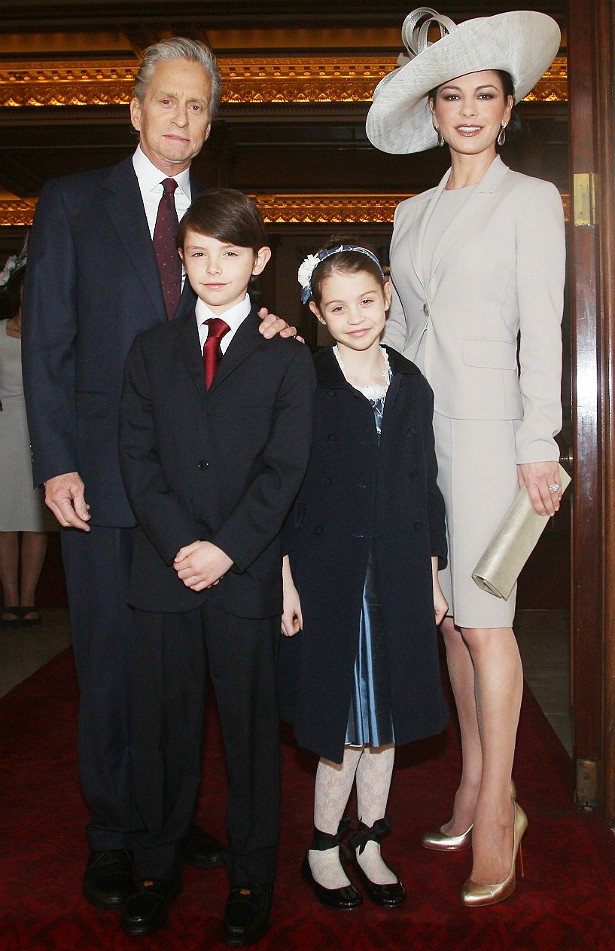 Michael Douglas com a esposa, Catherine Zeta-Jones, e os filhos Dylan e Carys, em 2011. (Foto: Getty Images)