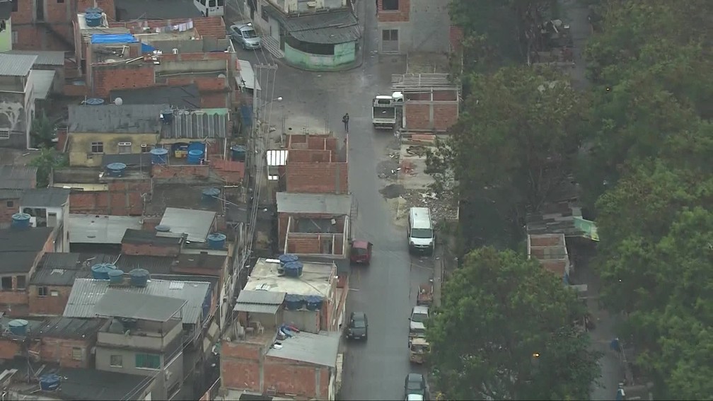Construções ocupam o meio da rua no Engenho da Rainha, Zona Norte do Rio — Foto: Reprodução / TV Globo