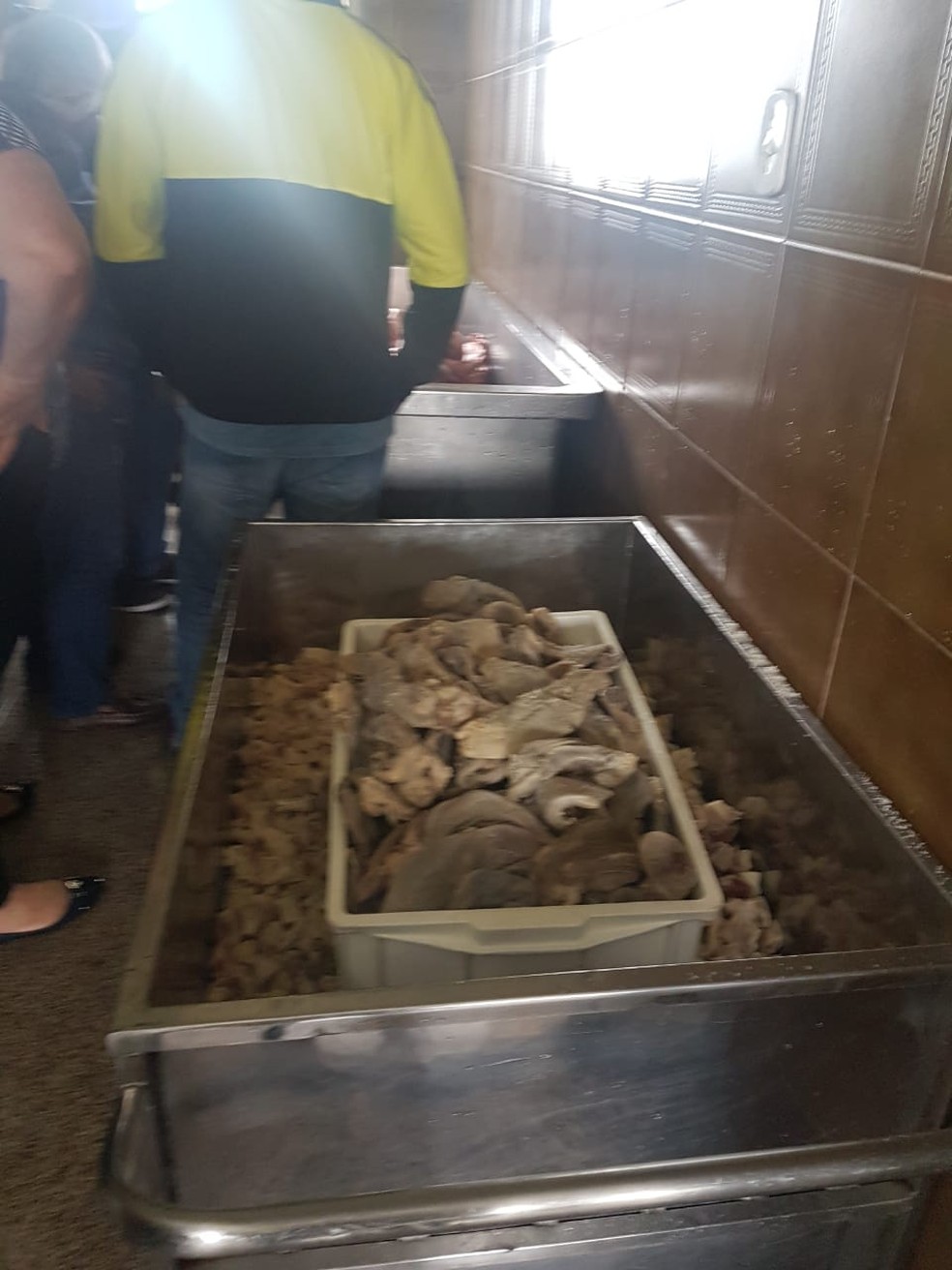 Alimentos foram apreendidos e levados para um aterro sanitário, segundo MP-AC — Foto: Divulgação/Ministério Público do Acre