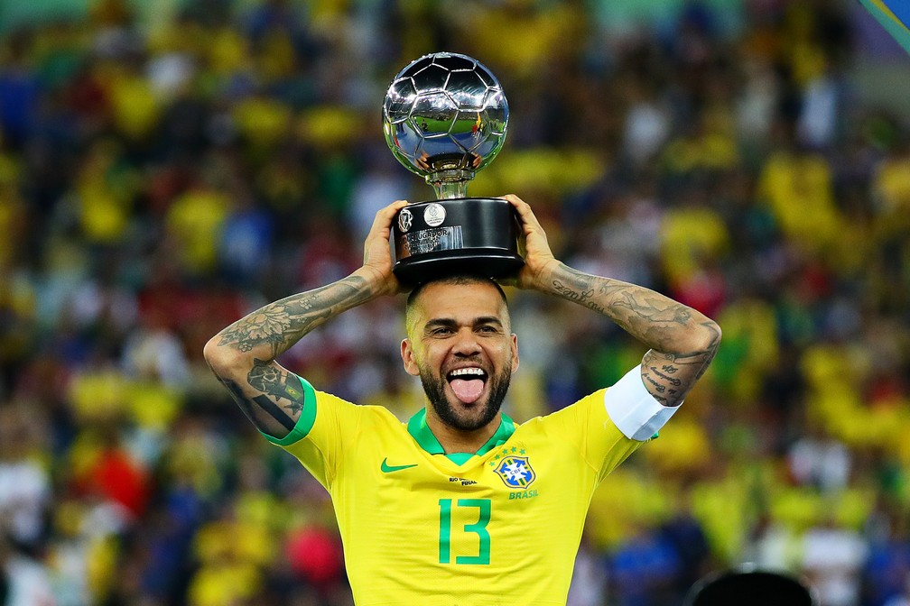 Daniel Alves foi capitão da seleção brasileira na Copa América — Foto: Getty Images