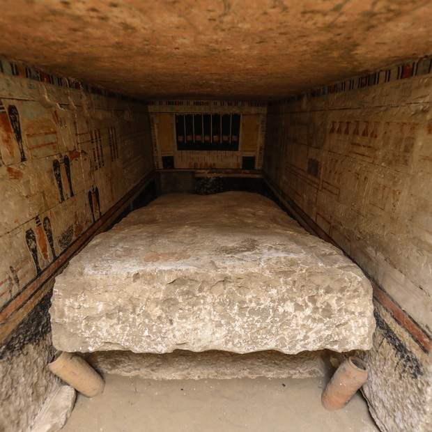 Vista do local onde cinco túmulos foram descobertos em Saqqara, ao sul de Cairo, no Egito (Foto: Stringer/Anadolu Agency via Getty Images)
