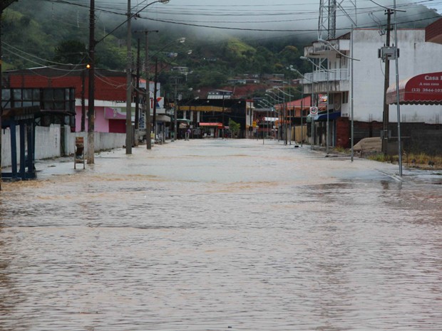 Avenida Brasil ficou tomada pela chuva em Juquiá (Foto: Júpter Darwin Furquim/Arquivo Pessoal)
