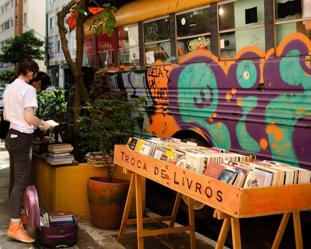 Livraria Simples promove, aos sábados, uma troca de livros — Foto: Alexssandro Calixto