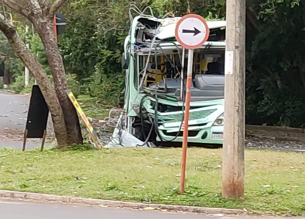 Ônibus urbano 'racha' após bater contra poste em Jaú — Foto: Arquivo pessoal