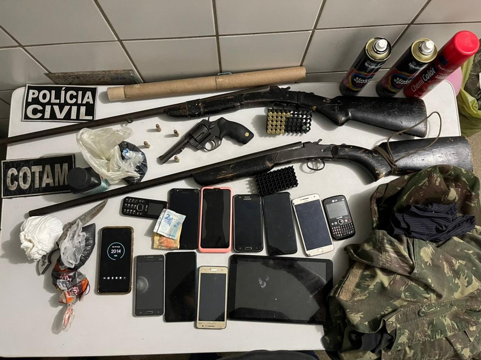 Material apreendido durante captura de grupo suspeito de envolvimento em chacina que deixou cinco mortos em Caucaia. — Foto: SSPDS/Divulgação