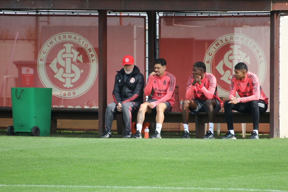 Mano Menezes observa o treinamento ao lado de Mauricio — Foto: Bruno Ravazzolli