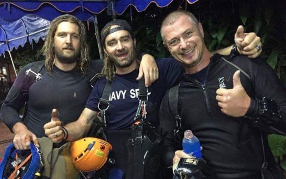 Erik Brown (esq.) realizou sete mergulhos em nove dias na Tailândia (Foto: Reprodução/Facebook.com/mikko.paasi.3)