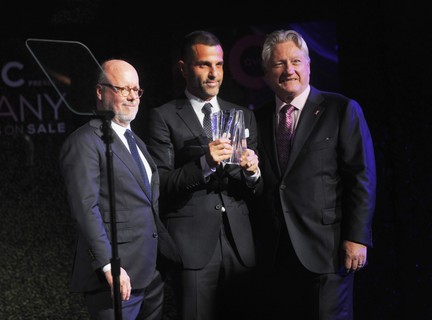 Alexandre Birman recebe prêmio de melhor designer do ano no gala anual armado pela FFANY, Fashion Footwear Association of New York