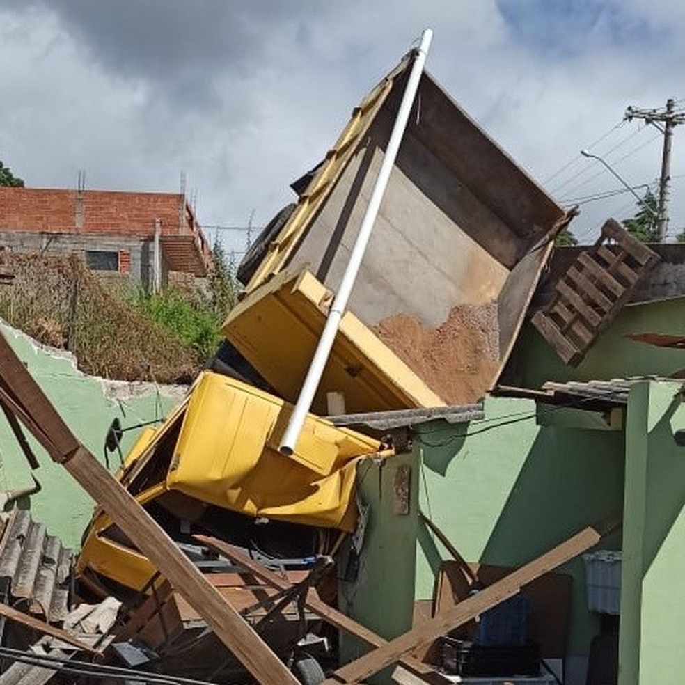 Após falha nos freios, motorista perde controle e cai com caminhão em cima de casa em Itupeva (SP) — Foto: Socorristas Municipais/Divulgação