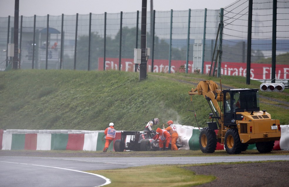 No GP do Japão de 2014, Adrian Sutil bateu, e trator entrou para retirar carro — Foto: Getty Images