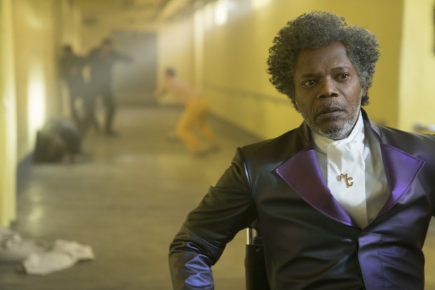 GLASS..Samuel L. Jackson as Elijah Price/Mr. Glass and James McAvoy (background, in yellow) as Kevin Wendell Crumb/The Horde in Glass, written and directed by M. Night Shyamalan. ..Photo Credit: Jessica Kourkounis/Universal Pictures (Foto: Photo Credit: Jessica Kourkounis/Universal Pictures)