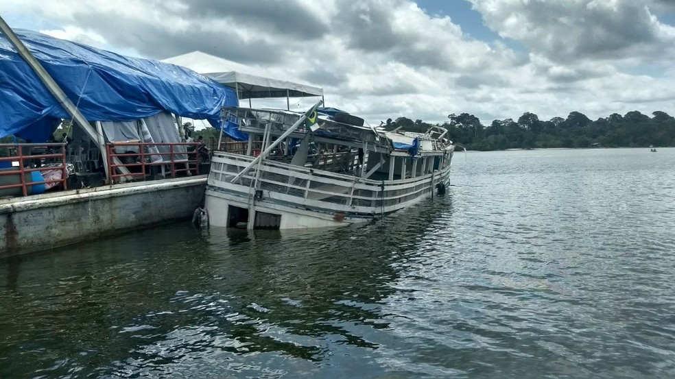 Embarcação naufragada no rio Xingu é puxada para a superfície (Foto: Divulgação/Segup)