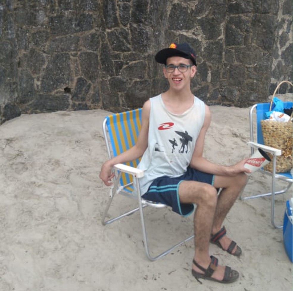 Gabriel, de 24 anos, tem autismo e estuda em uma escola especializada para pessoas com deficiência. — Foto: Arquivo pessoal