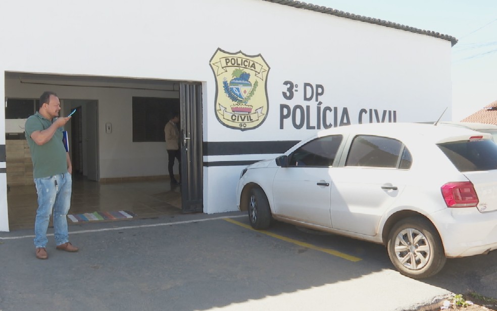 Clientes registram boletim de ocorrência contra dono de garagem que não pagou de carros vendidos em Aparecida de Goiânia, Goiás — Foto: Reprodução/TV Anhanguera