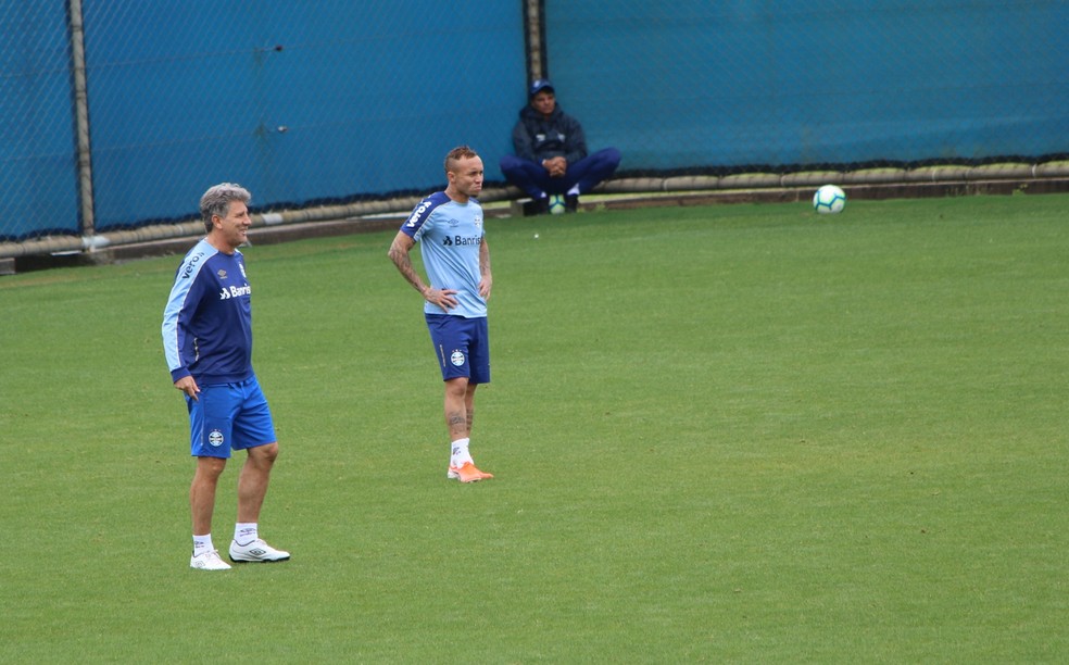 Renato Gaúcho teve Everton como companheiro de ataque no rachão — Foto: Tomás Hammes/GloboEsporte.com