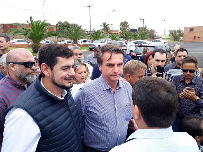 Jair Bolsonaro tira fotos com eleitores na chegada ao Hospital de Amor em Barretos, SP (Foto: Reger Senna/CBN Ribeirão)