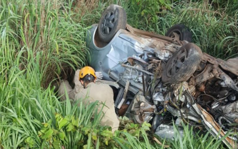 Bombeiros trabalham para retirar corpos de vítimas do outro carro envolvido no acidente da manhã deste domingo na BR-060, em MS — Foto: Lúcio Alves/Arquivo Pessoal